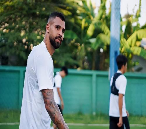 保級(jí)穩(wěn)了重慶銅梁龍拒絕全華班踢中超，巴西國腳中衛(wèi)加盟馳援！