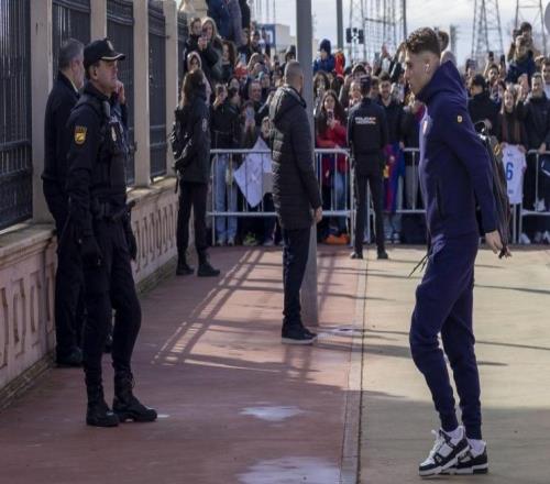 世體：巴薩已抵達(dá)阿爾瓦塞特，數(shù)百名球迷熱情接機(jī)