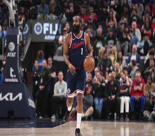 記者：哈登今天依舊去了快船訓練館練球，并和工作人員告別