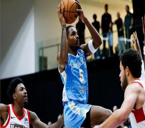 出場(chǎng)時(shí)間太少了！湖人二隊(duì)板凳席上其實(shí)有一個(gè)相當(dāng)不錯(cuò)的得分手