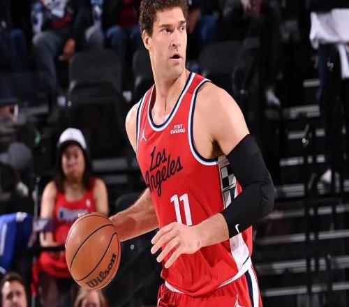 防守端又一次被打爆了，快船真的應(yīng)該謹(jǐn)慎使用這位內(nèi)線老將