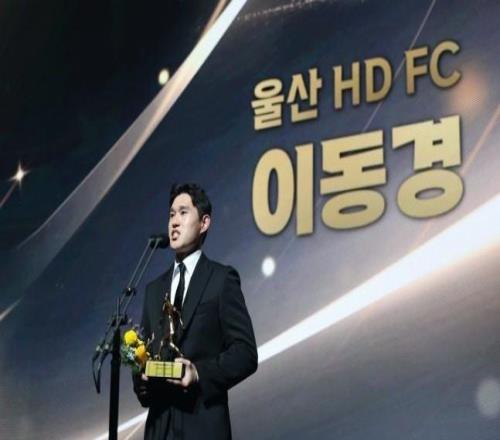 韓媒：萊斯特城此前有意韓國國腳李東炅，球員最終選擇留隊