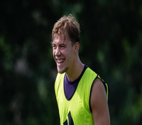 曼聯(lián)官方?；粢羵惿湛鞓罚笳呋貜?fù)：愿你們的連勝繼續(xù)