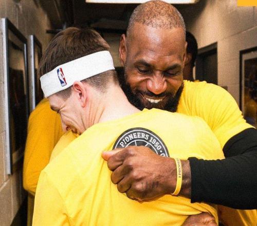 16分大勝籃網(wǎng)！湖人1日內(nèi)5喜臨門，詹姆斯再創(chuàng)2大神級(jí)紀(jì)錄