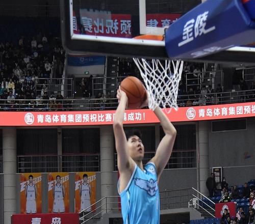 7分險(xiǎn)勝！青島男籃力克廣州首發(fā)齊上雙+米奇兩雙郭艾倫空砍25分