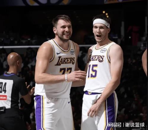 湖人輕取籃網(wǎng)四喜臨門，三當(dāng)家復(fù)出小試牛刀，連續(xù)主場提升排名