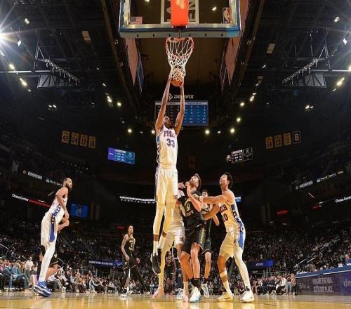 庫(kù)里受傷缺陣勇士94113不敵費(fèi)城76人