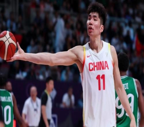 非要征召余嘉豪球迷：CBA連打亞洲比賽的球員都培養(yǎng)不出來嗎