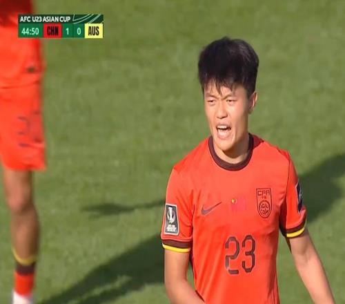 20歲中超頂薪楊希跟周定洋貌似一個劇本深圳不怕更衣室炸了