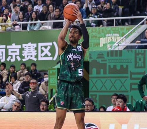 轟32+12后又砍43+8！CBA又一頂級小外援誕生，能否率隊再創(chuàng)奇跡