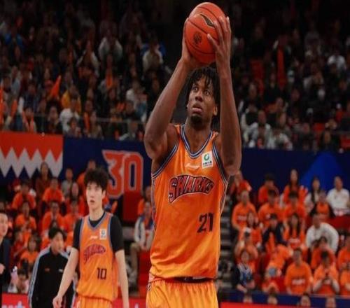 37歲老將狂轟40分31板！CBA又殺出一條大鯊魚，杜鋒被他害慘了