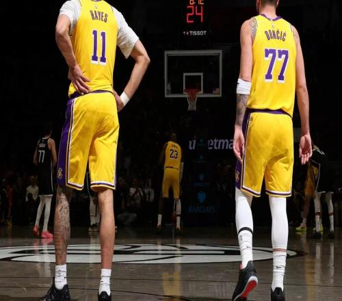 湖人16分大勝籃網(wǎng)！里夫斯復(fù)出三巨合砍64分詹姆斯25+7各種暴扣