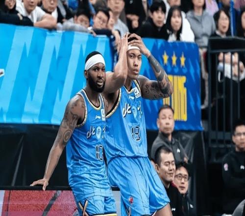 破案了！許利民撤下22分功臣原因，首鋼被追7分，連換3個(gè)外援上場(chǎng)