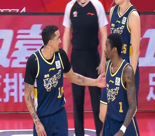 恭喜杜鋒！廣東殘陣打爆上海男籃，朱芳雨押寶2米18新大外援