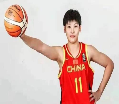 2米01劉禹彤、2米26張子宇、1米92陳明伶！中國(guó)女籃三大中鋒入選