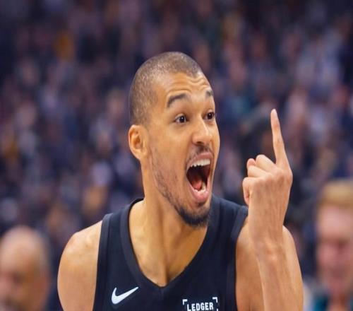 單賽季4殺衛(wèi)冕冠軍！文班亞馬劃水22+14+2封蓋，馬刺輕取殘陣雷霆