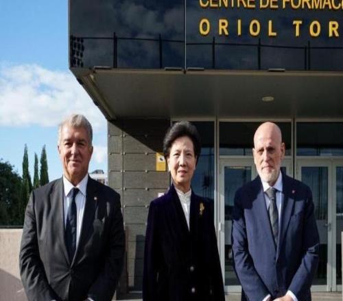 世體：特瓦斯陪同中國代表團(tuán)造訪拉瑪西亞，探尋巴薩青訓(xùn)模式