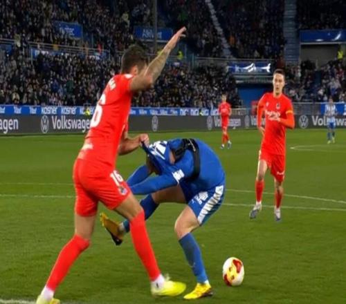 抽象點(diǎn)球，卡萊塔禁區(qū)內(nèi)扒托尼球衣并將球衣罩托尼頭上被判點(diǎn)