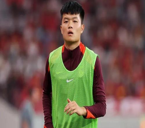 恭喜！中國(guó)男足21歲新星登陸豪門，標(biāo)王價(jià)加盟海港，接班傳奇國(guó)腳