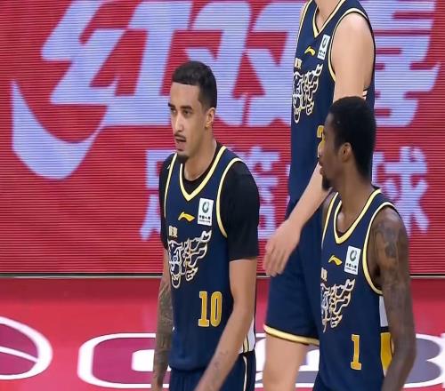 恭喜杜鋒！廣東隊迎來內(nèi)線補強(qiáng)機(jī)會，美國男籃主力中鋒可能加盟