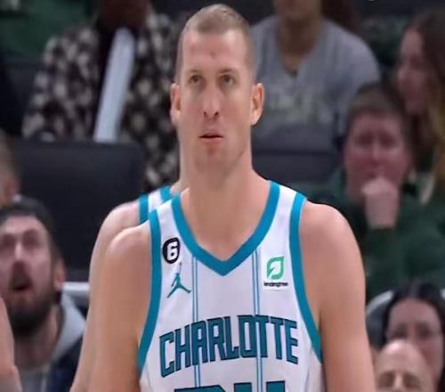 大魚來了！NBA全能中鋒或被廣東隊看中，這可是杜鋒的內(nèi)線答案