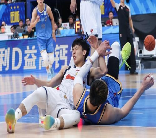 徐杰健康時(shí)不選，傷了又征召，球迷怒批郭士強(qiáng)：就不能召郭昊文