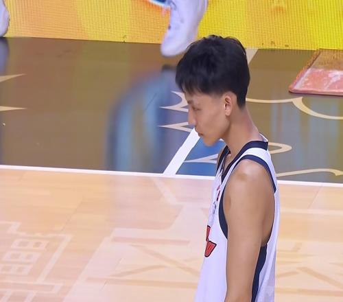 無(wú)緣國(guó)家隊(duì)12人大名單徐杰傷情曝光，男籃后衛(wèi)線慘遭重大打擊！