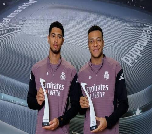 榮耀時刻，姆巴佩和貝林厄姆領(lǐng)取2025年度FIFPro最佳陣容獎杯