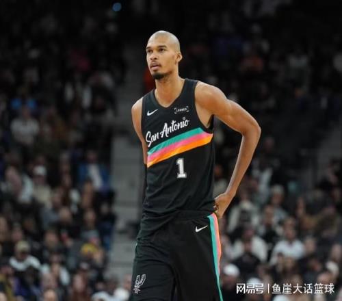 雷霆完??！文班22+14一點(diǎn)該批，雷霆3人20+，?？怂?5+10全隊(duì)第一