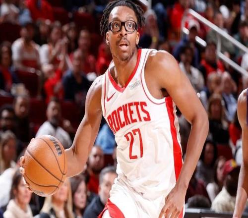 前腳剛命中了一記三分，后腳火箭鋒線新星就被立刻換下場(chǎng)了