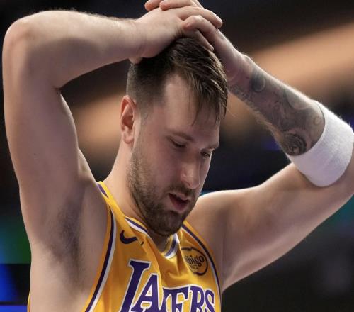 雷迪克：東契奇腿筋酸痛會接受檢查，目前判斷傷勢還為時過早