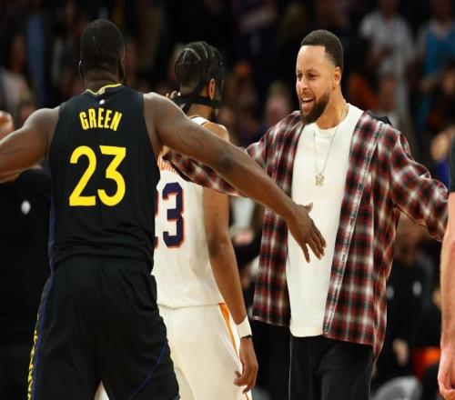 興奮不已，庫(kù)里帶傷沖進(jìn)球場(chǎng)慶祝勇士隊(duì)大逆轉(zhuǎn)太陽(yáng)隊(duì)的精彩表現(xiàn)