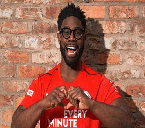 為心臟健康月做宣傳，理查茲、迪福等前英超球星做出愛(ài)心手勢(shì)