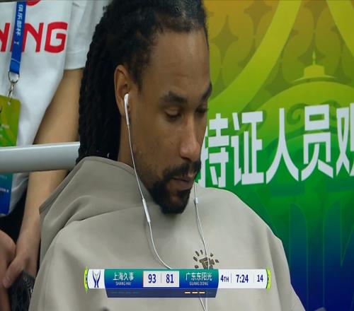 已打完廣東最后一場(chǎng)球隊(duì)落后，玩手機(jī)漠不關(guān)心，解說(shuō)員：不應(yīng)該