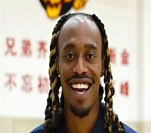 輸上海發(fā)布會(huì)！贊賽區(qū)展高情商，回應(yīng)外援調(diào)整需等待麥考爾復(fù)出！