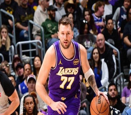 詹姆斯尷尬準(zhǔn)三雙里夫斯35分救主，大帝空砍35+7+7，湖人逆轉(zhuǎn)76人