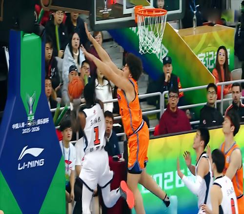 3天2勝?gòu)V東！CBA杯第2支4強(qiáng)，奎因37分14籃板，薩林杰惹怒球迷！