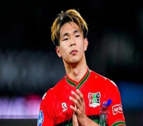 日本足球迎來(lái)歷史性轉(zhuǎn)會(huì)窗：22人留洋創(chuàng)紀(jì)錄，德甲成最大舞臺(tái)