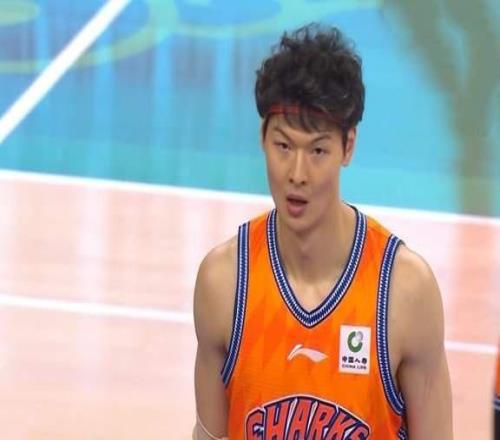 與山東會(huì)師，上海男籃賽季三殺廣東，洛夫頓31+11新星15分成奇兵