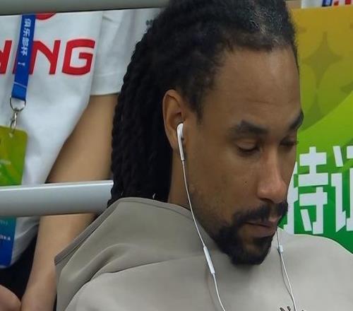 薩林杰末節(jié)戴耳機(jī)玩手機(jī)引球迷不滿！“保障合同后直接躺平滑水”