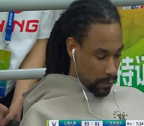 轟下45+19+11！廣東內(nèi)線又又被吊打，薩林杰戴耳機玩手機引爭議