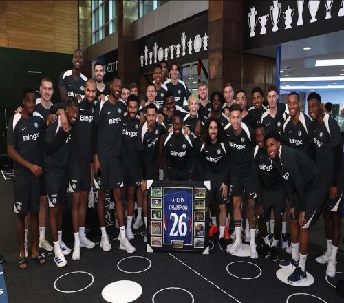 馬馬杜薩爾被召回后，切爾西球員共同祝賀他贏得非洲杯冠軍