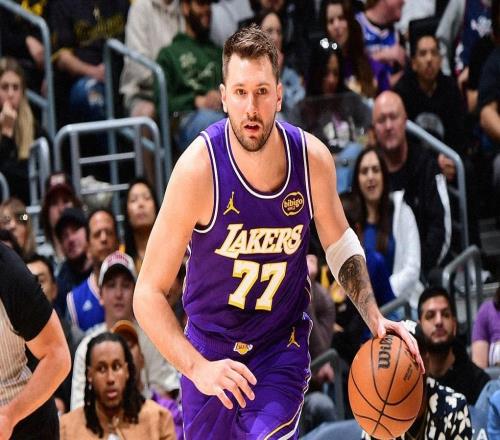 詹姆斯8失誤，湖人驚險贏球！里夫斯35分表現(xiàn)搶眼，東契奇?zhèn)? />
<div   id=