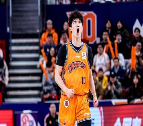 恭喜！中國(guó)男籃21歲1米96控衛(wèi)崛起：9記妙傳助隊(duì)進(jìn)四強(qiáng)，沖兩連冠