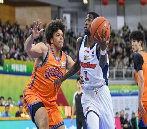 板凳深度成為制勝關(guān)鍵，上海男籃力克廣東隊，挺進(jìn)CBA俱樂部杯半決賽