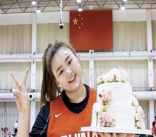 中國(guó)女籃最新全家福出爐！劉禹彤迎來(lái)25歲生日，全隊(duì)為她送上祝福