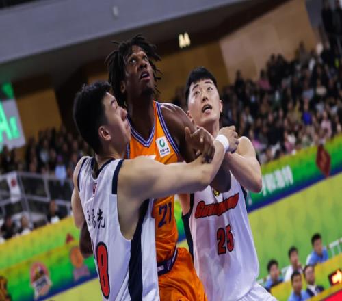 隊(duì)友拼到受傷，廣東一人在替補(bǔ)席低頭玩手機(jī)，球迷：離被裁不遠(yuǎn)了