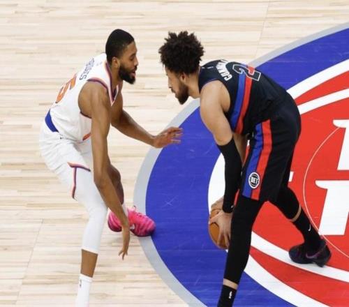 大冷門！強(qiáng)強(qiáng)對話變38分慘案：全場狂歡慶祝，布倫森20中4啞火