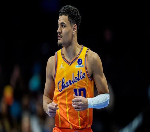 面對(duì)火箭打出賽季最佳之戰(zhàn),黃蜂替補(bǔ)側(cè)翼大將的狀態(tài)也在不斷回暖