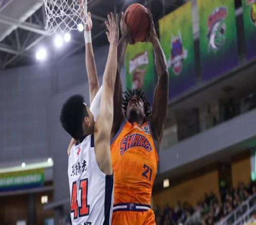 央視直播！CBA半決賽打響，山東VS上海勝負(fù)難料，盧偉衛(wèi)冕遇阻